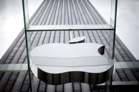 米アップルが１日発表した第２・四半期（３月２９日までの３カ月）決算は、売上高と利益がともに市場予想を小幅上回った。トランプ大統領が打ち出す関税措置に絡む値上げへの懸念から、ｉＰｈｏｎｅに駆け込み購入があった。（２０２５年　ロイター／Mike Segar）