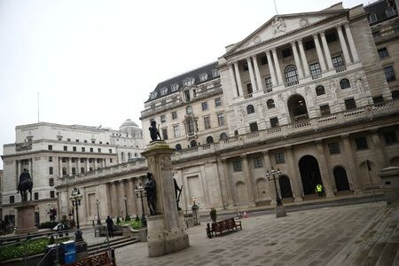 イングランド銀行（英中央銀行、写真）のカンリフ副総裁は２８日、暗号資産（仮想通貨）を支えるブロックチェーン技術を使い、全ての金融市場で即時の取引と決済を行うことは、課題を考えると望ましくないとの見解を示した。２０２０年３月撮影（２０２２年　ロイターS/Hannah McKay）