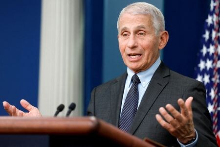 米バイデン政権の新型コロナウイルス感染対策を率い、１２月に退任するファウチ首席医療顧問（８１）は２２日、ホワイトハウスで行った最後の記者会見でも、国民に対しコロナワクチン接種を受けるよう強く推奨した。ワシントンで撮影（２０２２年　ロイター/Jonathan Ernst）