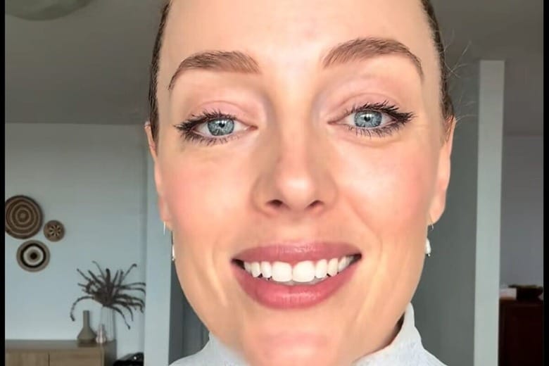 最初はニキビだと思ったという「できもの」をカメラに見せるジャッキー・ボウカー　@on.academy/TikTok