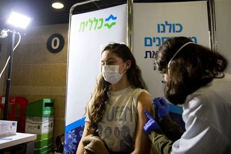 イスラエルのエデルスタイン保健相は１０日、新型コロナウイルス免疫証明システム「グリーン・パス」を導入し、免疫保持者にホテルやジム、レジャー施設などの利用を可能にする計画を発表した。４日撮影（２０２１年　ロイター/RONEN ZVULUN）
