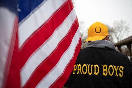 米首都ワシントン（コロンビア特別行政区）の検察当局は、極右グループ「プラウド・ボーイズ」と「オース・キーパーズ」を訴追した。今年１月６日に起きた連邦議会議事堂襲撃事件に関連した損害賠償を請求する構えだ。写真はプラウド・ボーイズのメンバー。１１月、ミシガン州ブランドン・タウンシップで撮影（２０２１年　ロイター／Emily Elconin）
