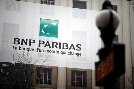　５月５日、仏銀行大手ＢＮＰパリバが発表した第１・四半期決算は利益が前年同期比３３．１％減少した。写真は同行のロゴ。パリの支店で２月撮影（２０２０年　ロイター/Benoit Tessier）