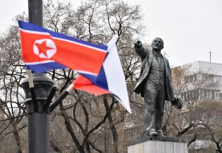 　７月９日、北朝鮮の朝鮮中央通信は、軍の教育を担う代表団がロシアに向けて出発したと報じた。写真はロシアと北朝鮮の旗。ロシアのウラジオストクで２０１９年４月撮影（２０２４　ロイター／Yuri Maltsev）
