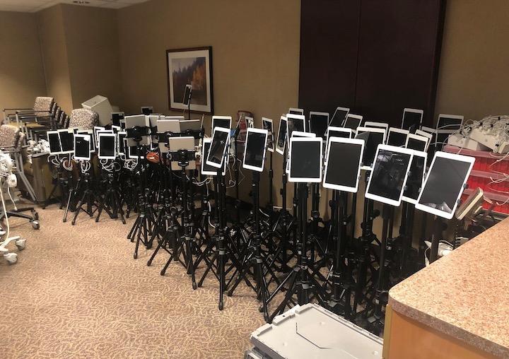 集中治療室での最期のお別れのためにiPadが備蓄される...... 　　@roto_tudor/Twitter