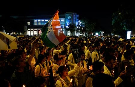 　８月１８日、インドで女性研修医が性的暴行を受け殺害された事件を受け、同国全土の医療従事者は１８日朝まで２４時間、救急以外の診療を停止するストライキを行った。ニューデリーで撮影（２０２４年　ロイター/Priyanshu Singh）
