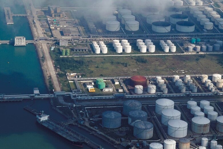 地政学的戦略も問われている（広東省・珠海港の石油・ガス貯蔵施設）　ALY SONG-REUTERS