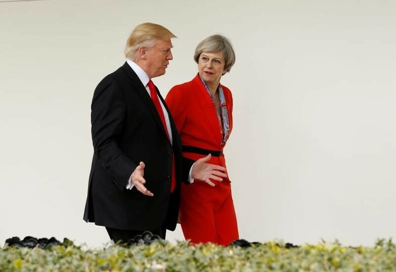 ２月１日、英国のメイ首相（写真右）はトランプ米大統領との関係強化を求めており、欧州連合（ＥＵ）加盟国の間では離脱交渉を前に懸念が強まっている。ワシントンで１月撮影（２０１７年　ロイター/Kevin Lamarque）