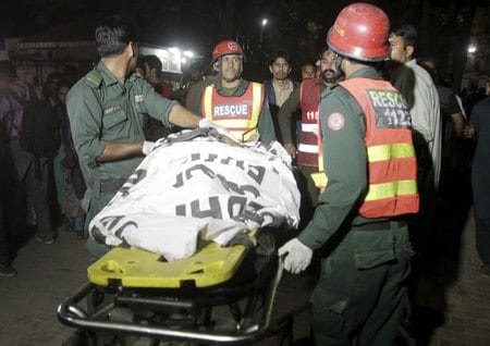 　３月２７日、パキスタン東部ラホールで自爆攻撃が発生し、少なくとも６５人が死亡、約３００人が負傷した。写真は現地で救助活動を行う救急隊員ら。（２０１６年　ロイター/Mohsin Raza）