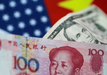 ４月１８日、 バークレイズはリポートで、米国が中国製品に６０％の関税を課した場合、人民元が名目実効為替レート（ＮＥＥＲ）で３．１％下落する可能性があるとの試算を示した。写真は人民元と米ドルの紙幣。２０１７年６月撮影（２０２４年　ロイター/Thomas White）