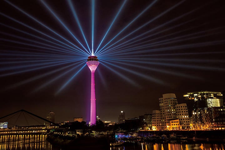 デュッセルドルフのテレビ塔は企業カラーに　ANDREAS RENTZ/GETTY IMAGES