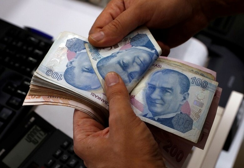 ８月１０日、トルコリラが対ドルで一時約２０％急落し、過去最安値を更新した。１日の下落率としては２００１年以来の大きさとなる。通貨リラ（２０１８年　ロイター／Murad Sezer）
