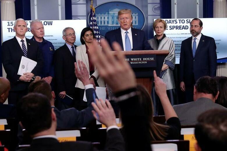 トランプ米大統領は１６日、新型コロナウイルス感染拡大防止に向けた指針を強化し、１０人以上の集会や不要不急の旅行、レストランやバーでの飲食を避けるよう促した。
