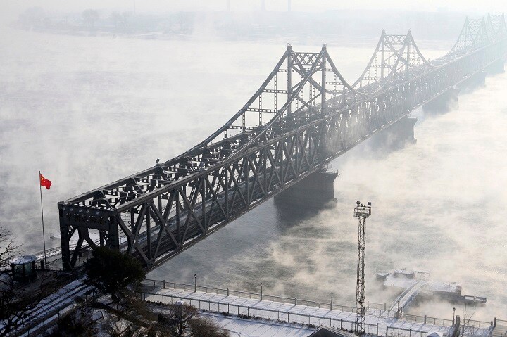霧に包まれる中朝国境の中朝友誼橋　Jacky Chen-REUTERS