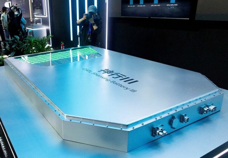 北京で開催されたオートチャイナショーに先立ち、2026年4月21日撮影されたCATL Shenxing Battery IIIをフィーチャーしたインスタレーション　 REUTERS/Maxim Shemetov/File Photo