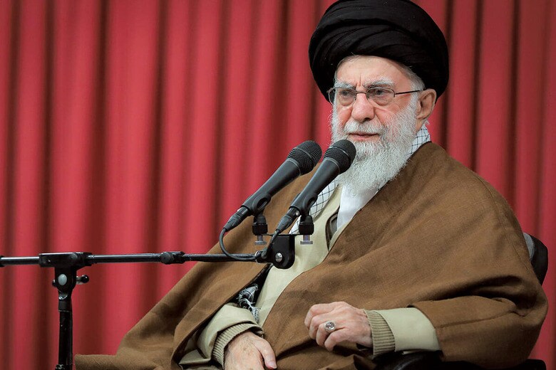ハメネイ（写真）の狙いはアメリカとの交渉再開か　IRANIAN LEADER PRESS OFFICEｰHANDOUTｰANADOLU/GETTY IMAGES