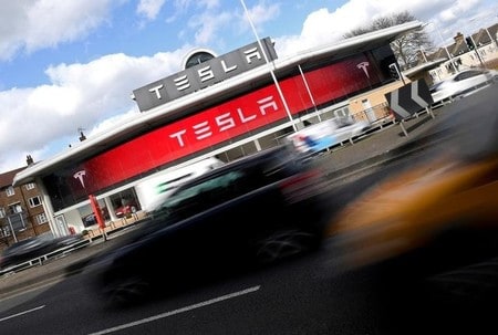 　７月３日、米電気自動車（ＥＶ）大手テスラは、上半期のセダンとＳＵＶの納入台数が約４万７１００台と、自社予想の下限近くになったことを明らかにした。写真は同社のショールーム。ロンドンで３月撮影（２０１７年　ロイター/Toby Melville/File Photo）