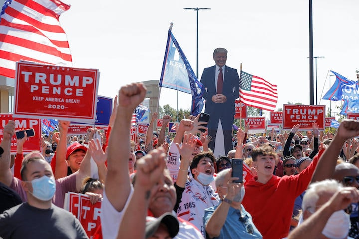 ニューヨークで行われた選挙集会でトランプ支持を叫ぶ若者たち　Andrew Kelly-REUTERS