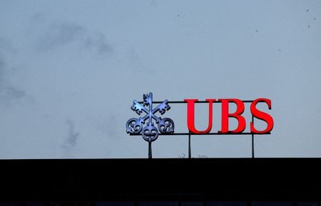 ４月２日、スイスの金融大手ＵＢＳは、２０億ドルを上限とする新たな自社株買いを開始すると発表した。このうち最大で半分は年内に完了するという。写真はチューリヒで２０２３年８月撮影（２０２４年　ロイター／Denis Balibouse）