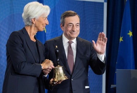 欧州中央銀行（ＥＣＢ）のドラギ総裁は２８日、ユーロ圏の金融政策の効果は一部弱まっており、主要責務の達成に向けて各国政府からの支援が必要との見解を示した。写真はドラギ総裁（右）とラガルド次期総裁。代表撮影（２０１９年　ロイター）