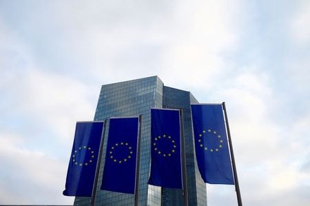 １２月１７日、欧州連合（ＥＵ）統計局が発表した１０月のユーロ圏の貿易収支は、季節調整前で２８０億ユーロ（３０９億ドル）の黒字だった。フランクフルトのＥＣＢ本部前で２０１５年１２月撮影（２０１９年　ロイター/Ralph Orlowski）