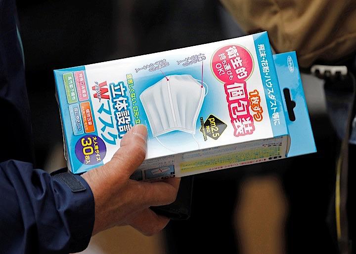 政府は、新型コロナウイルスの感染拡大に伴い品薄となっているマスクについて、仕入れ価格よりも高値での転売を禁止するため、国民生活安定緊急措置法の政令改正を閣議決定した。Issei Kato -REUTERS