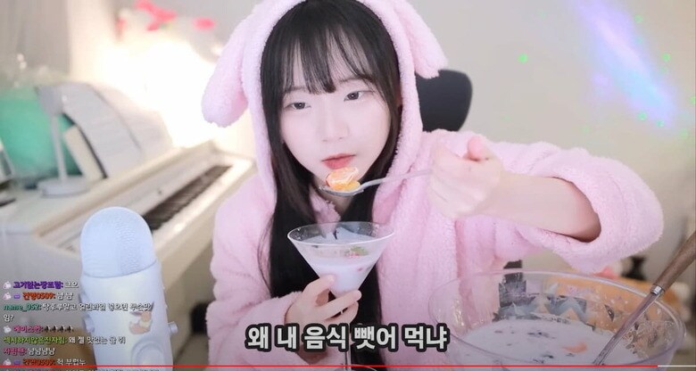 タンフルのフルーツポンチでモッパンをするチン・ジャリム　진자림 Jinjalim / YouTube