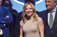 「2つの顔」を持つ女...極右出身のメローニが、不安定なイタリア政界で長期政権を築けた理由