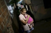 写真が語る2016年：小頭症の赤ん坊を抱きしめるブラジルの母