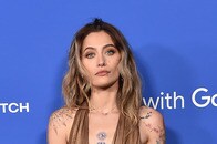 「別人」「いくら使った？」マイケル・ジャクソン娘、肩と胸下さらけ出す大胆ドレス披露...80個以上のタトゥーはどこ？とネット騒然