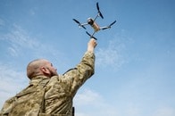 「超兵器」ウクライナ自爆ドローンを相手に、「シャベル1本」で立ち向かうロシア兵の映像が注目集める