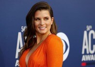 豊胸で理想の体形になったセレブ、激しく後悔する結果に...除去後との比較画像を投稿