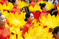 ベトナム統一から半世紀...女性たちが手にした「黄色い花」の意味とは？