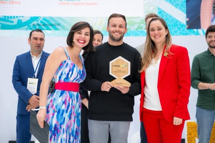 受賞の盾を手にするソーラック社のスタッフ