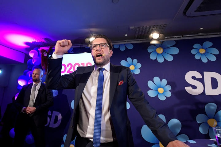 2018年の選挙後に会見をするスウェーデン民主党党首インミ・オーケソン　TT News Agency/Anders Wiklund/via REUTERS