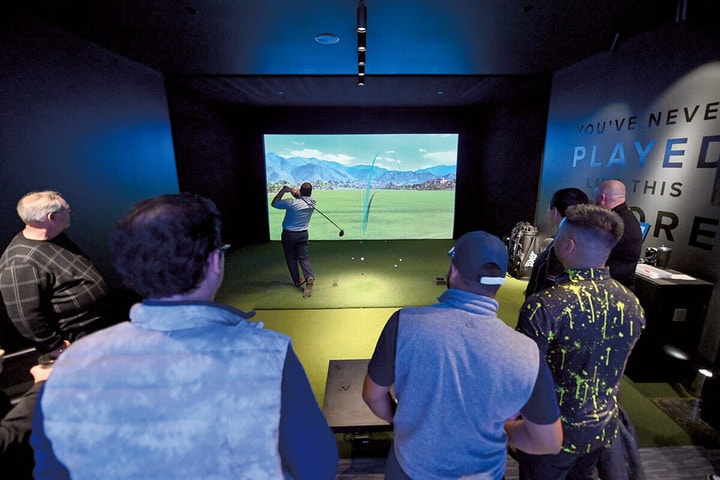 インドアゴルフをする男性たち