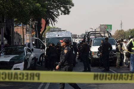 　メキシコ市のクララ・ブルガダ市長の側近２人が、２０日の日中に市内中心部でオートバイから銃撃され、死亡した。写真は警察による現場検証の様子。メキシコ市で撮影（２０２５年　ロイター/Quetzalli Nicte-Ha