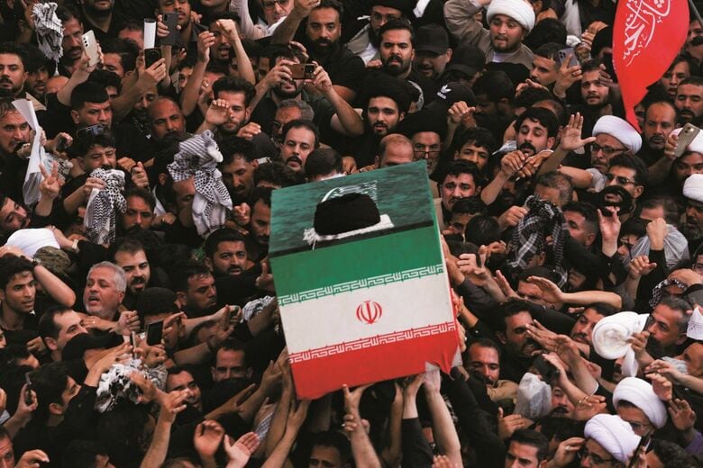 最高指導者ハメネイの殺害もイランの強硬姿勢を崩せなかった（7月8日の葬儀の様子）　THAIER AL-SUDANI-REUTERS 