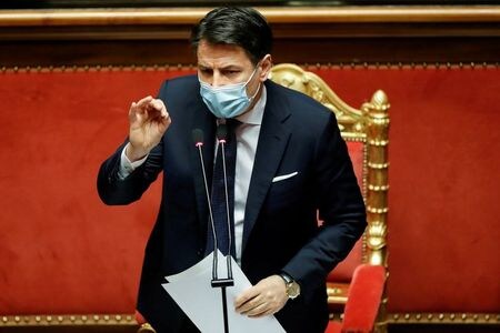 　イタリアのコンテ首相は２６日、閣議を開催し辞任する意向を表明、マッタレラ大統領に辞表を提出した。議会で演説する首相。１９日撮影（２０２１年　ロイター／Yara Nardi）
