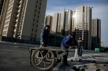 アジア開発銀行（ＡＤＢ）は２０日、日本など一部先進国を除くアジア太平洋地域の２０２３年の経済成長率が４．７％になるとの見通しを示し、７月時点の予想（４．８％）から下方修正した。写真は２０１７年１１月、北京郊外で撮影（２０２３年　ロイター/Thomas Peter）