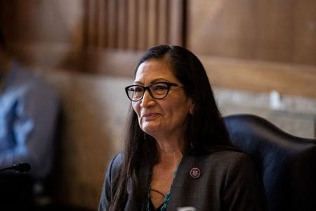 ３月１５日、    米上院は内務長官にデブラ・ハーランド下院議員（写真）を起用する人事案を承認した。ワシントンで２月代表撮影（２０２１年　ロイター）