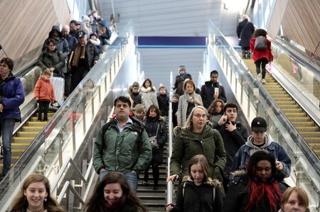 　２月７日、英シンクタンクの国立経済社会研究所（ＮＩＥＳＲ）は、今年と２０１９年の英国内総生産（ＧＤＰ）がともに１．９％増えるとの見通しを示し、昨年１１月時点の予想（ともに１．７％）から上方修正した。写真はロンドンの駅で１月撮影（２０１８年　ロイター／Simon Dawson）