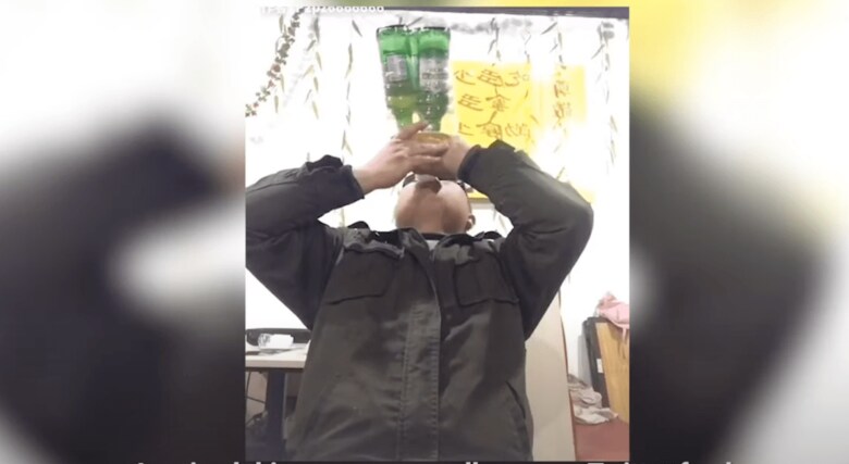 こうしたがぶ飲みや大食いのライブ配信が人気の中国　 Goldthread/YouTube