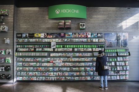 オンラインニュースサイトのＶｅｒｇｅは１３日、米マイクロソフトがゲーム機「Ｘｂｏｘ　Ｏｎｅ」の生産を停止したと伝えた。次世代機の生産に注力するためという。マイクロソフトのゲーム部門の幹部の話として伝えた。２０２１年１２月撮影（２０２２年　ロイター/Andrew Kelly）