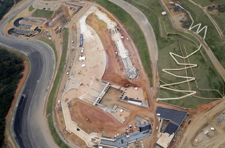 ３月２９日、ブラジルの連邦裁判所は、リオデジャネイロで８月に開催されるオリンピックの会場建設用の資金の一部を、汚職の疑いで凍結した。写真は競技開催地の一つデオドスポーツ複合施設。昨年７月撮影（２０１６年　ロイター／Ricardo Morales）