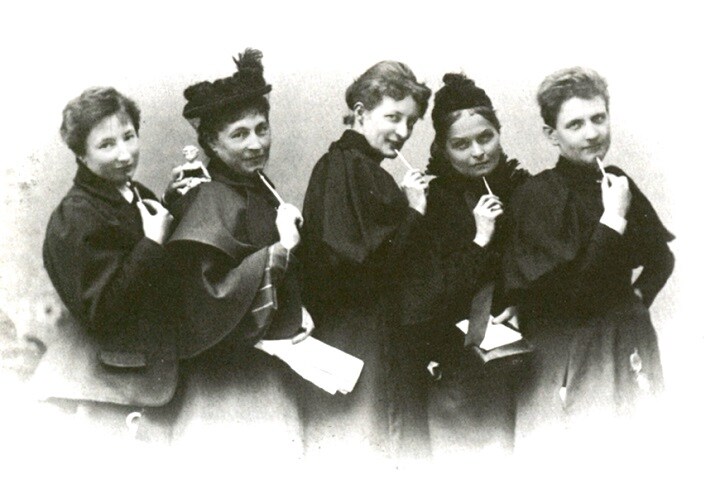1896年のドイツの女性運動家たち　Bildnachweis: Atelier Elvira, Wikimedia Commons, Public Domain