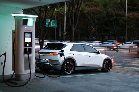 2023年10月18日、韓国ソウルのチェビ・ステイ充電ステーションで充電中の現代自動車の電気自動車。 REUTERS/Kim Hong-Ji
