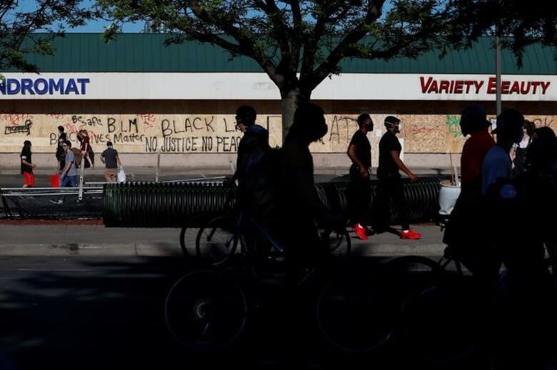 米ミネソタ州ミネアポリスで黒人男性が白人警官の暴行によって死亡した事件への抗議デモが全米各地に広がり、暴徒化したデモ隊による略奪などが相次ぐ中、小売大手のターゲットとウォルマートは31日、各地の店舗を閉鎖したことを明らかにした。写真はアメリカで5月撮影(2020年　ロイター/LUCAS JACKSON　)