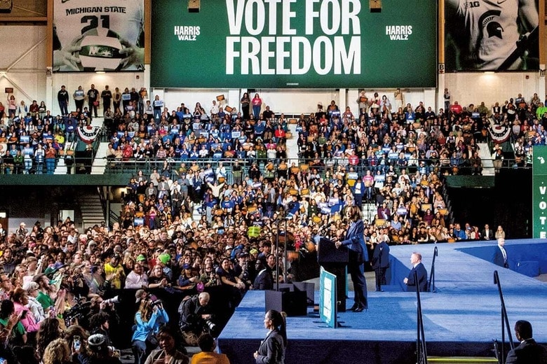 11月3日、ミシガン州立大学で演説するハリス。後方には「自由への投票を」という漠然としたメッセージが掲げられている　CARLOS OSORIOｰREUTERS