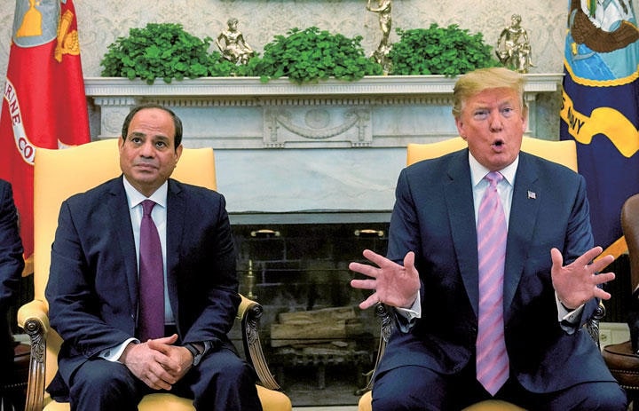 エジプトのシシ大統領（左）はムスリム同胞団を基盤とする当時のモルシ大統領を退陣させた13年のクーデターを主導した　Kevin Lamarque-REUTERS